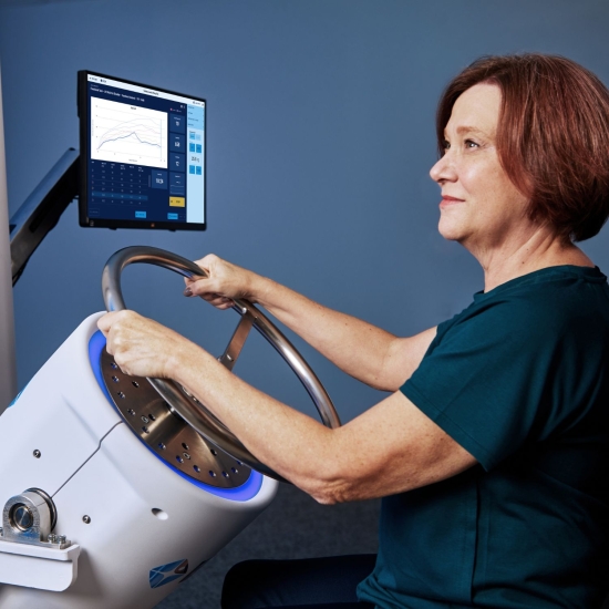 Rehabilitacja siłowa kończyn górnych u osoby starszej z użyciem systemu Saffire.